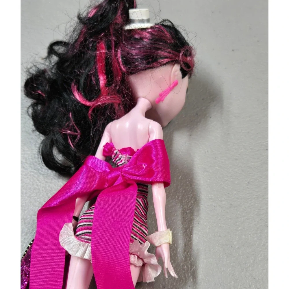 Monster High G1 2011 Dawn of the Dance Draculaura Doll Dress Purse Earrings Bow